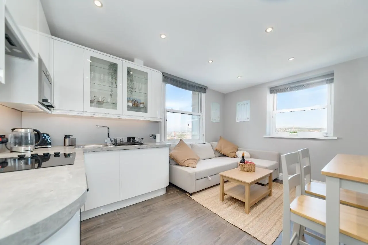 Cosy Retreat With Views Of Brighton City And Sea