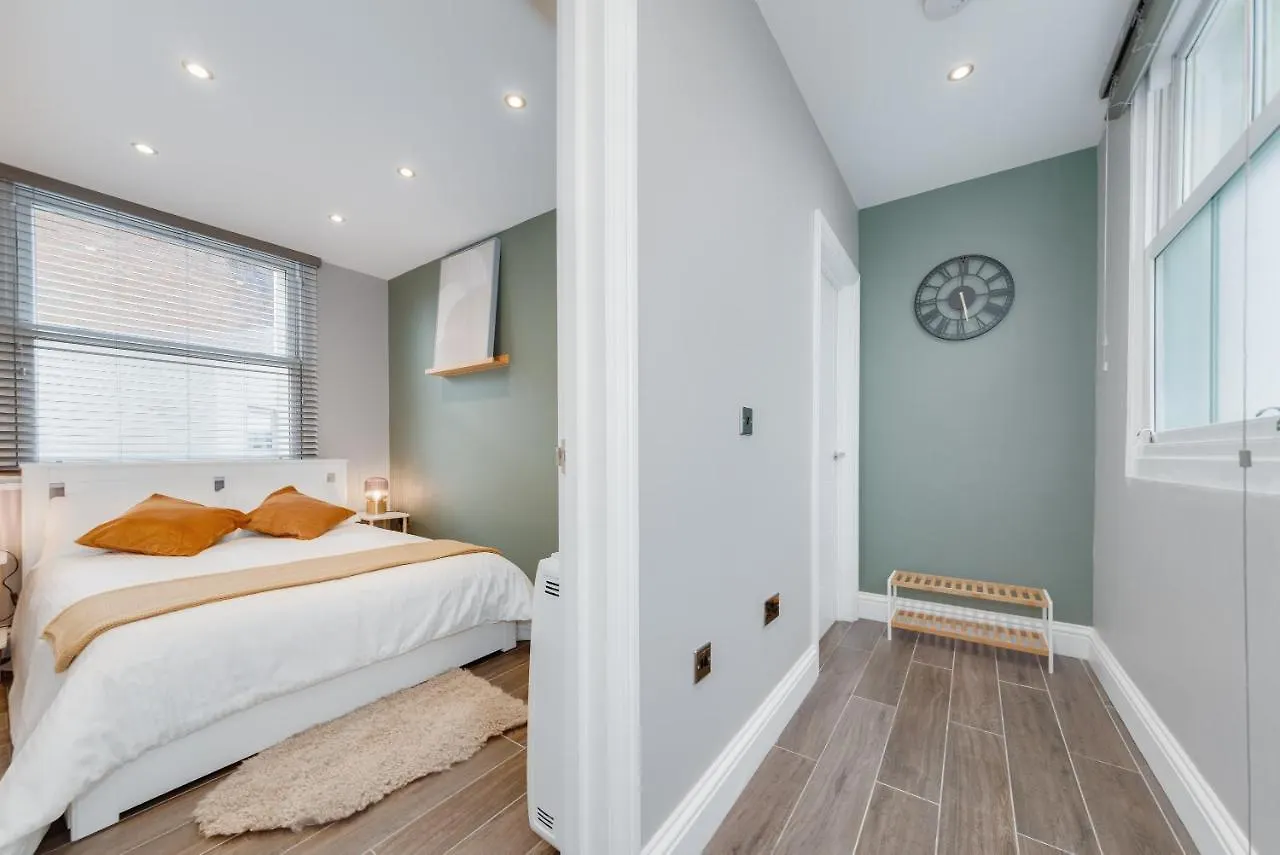 Cosy Retreat With Views Of Brighton City And Sea